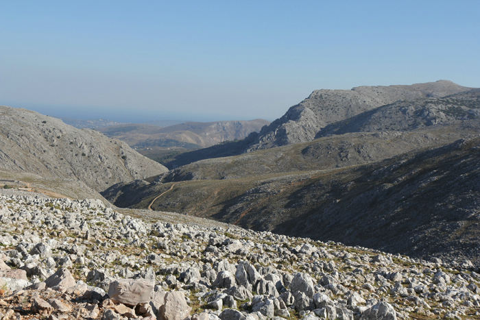Bjergene på det nordlige Chios er meget golde og fyldt med sten, et lidt specielt landskab at køre igennem. Det sydlige Chios er derimod grønt og frodigt.