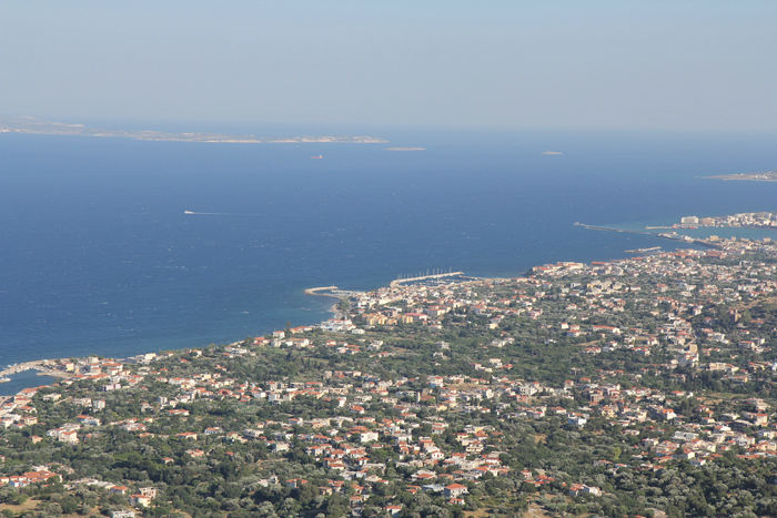 Udsigten oppe fra Aepos bjerget ned over det østlige Chios. I midten ses Chios Marina hvor vi lå. Til højre skimtes havnen i Chios By. I baggrunden Tyrkiet.