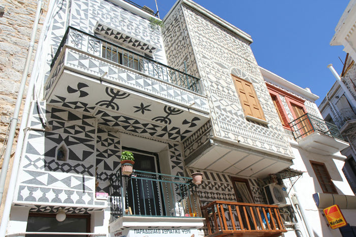 Landsbyen Pirgi på det sydlige Chios er kendt for sine sort-hvide huse. De fleste huse i byen er dekoreret med de sort-hvide geometriske figurer.
