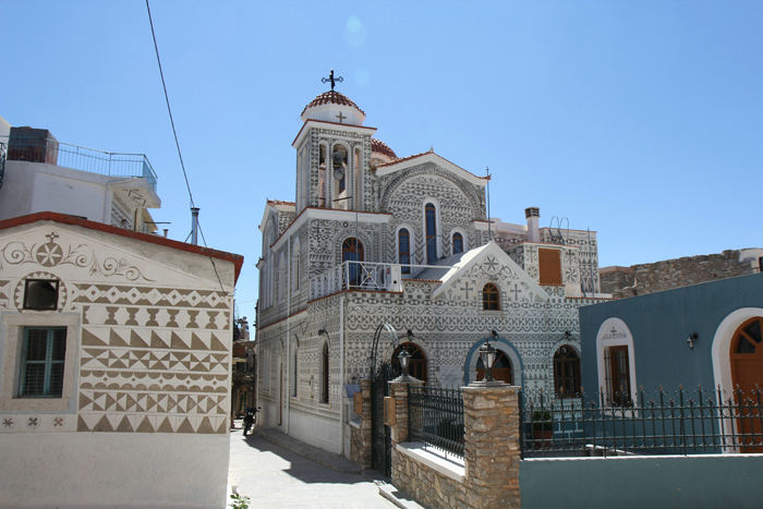 En af kirkerne i byen Pirgi på Chios. Selv kirkerne er dekoreret med de sort-hvide geometriske figurer. 