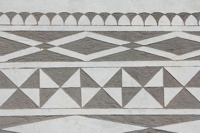 De geometriske figurer på bygningerne i Pirgi på Chios er fremstillet ved, at man først pudser huset med cement blandet med vulkansk aske, så pudser man og hvidkalker og skraber det hvide af. 