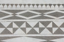 De geometriske figurer på bygningerne i Pirgi på Chios er fremstillet ved, at man først pudser huset med cement blandet med vulkansk aske, så pudser man og hvidkalker og skraber det hvide af. 