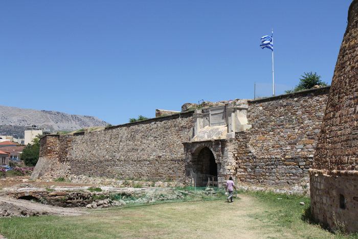 Porta Maggiore - indgangen til Kastro - den gamle fæstning i Chios by. Under osmannerne var husene i Kastro forbeholdt muslimerne og jøderne.  