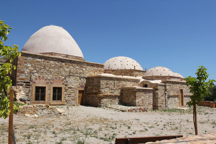Den imponerende nyrestaurerede ruin af et haman, et tyrkisk badehus i Kastro på Chios. Der var desværre lukket, så vi kunne ikke komme ind og se den. 