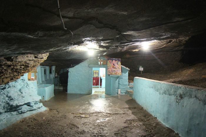 Attraktionen på klosteret Moni Spilianis på Samos er et lille ydmygt kapel, som ligger inde i en mørk grotte bag klosteret.