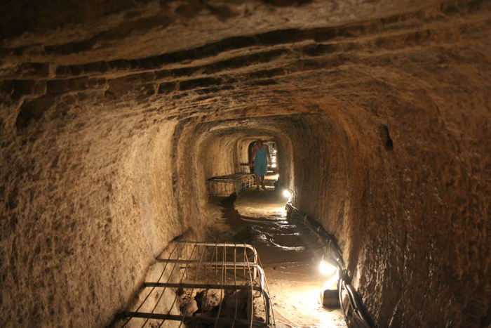 Den 1 km. lange Eupalinos-tunnel, der gennem 1000 år har ført vand til Pythagorio. Et imponerende bygningsværk bygget i det 5. årh. f.Kr. Vandet løber nede under servicegangen, hvor vi gik.