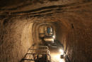 Den 1 km. lange Eupalinos-tunnel, der gennem 1000 år har ført vand til Pythagorio. Et imponerende bygningsværk bygget i det 5. årh. f.Kr. Vandet løber nede under servicegangen, hvor vi gik.
