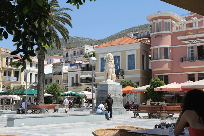 Platia Pythagora i Samos By, hvor frihedsløven skuer ud over pladsen og havnen. 