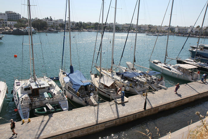Kos Marina i den gamle havn i Kos By. Nausikaa ses midt i billedet, dækket af et stort solsejl. Temp. lå på ca. 35 grader, så det var nødvendigt med lidt beskyttelse mod solen.
