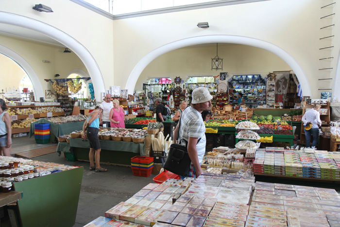 De gamle markedshaller i Kos By. Her kan man købe de lokale produkter og meget andet. De havde et pænt udvalg til rimelige priser.  