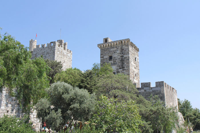 Nogle af de mange tårne i den gamle borg i Bodrum. Selve borgkomplekset dækker et stor område, og der har levet mange mennesker inden for murene.