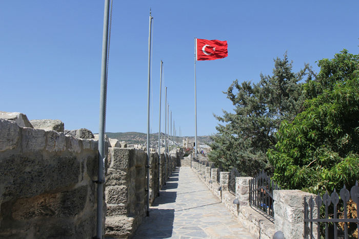 Man kan gå rundt på muren, der omkranser den gamle borg i Bodrum – St. Peter Borgen.  