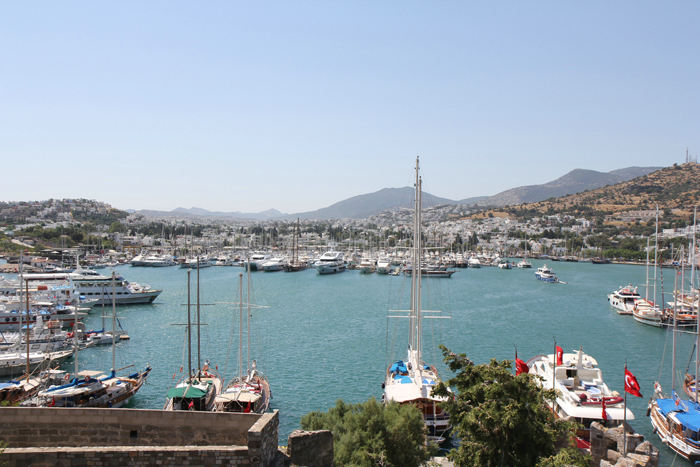 Borgen i Bodrum ligger ved indsejlingen til havnen i Bodrum. Her udsigten oppe fra borgen ud over havnen i Bodrum. I baggrunden ses Bodrum Marina. 