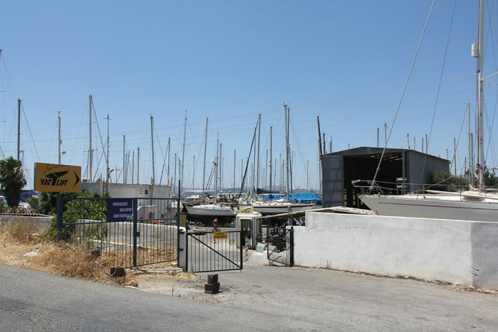 Yat Lift værftet, der ligger lidt øst for Bodrum. Værftet har ingen marina; man sejler direkte ind i traveliften og bliver løftet på land. 