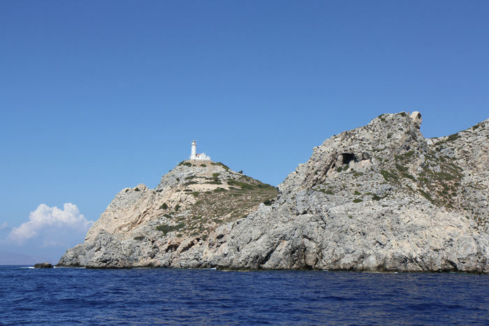 Et parti af Tyrkiets flotte klippekyst. Her fyret på toppen af Deveboynu på turen fra Bodrum til Datca.