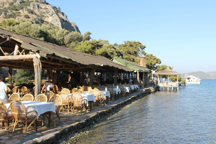 Restauranten i Wall Bay. Den ligger helt ude i vandkanten. Hvis man ønsker det, kan man få serveret ude på platformen, der er anlagt på pæle ude i vandet.