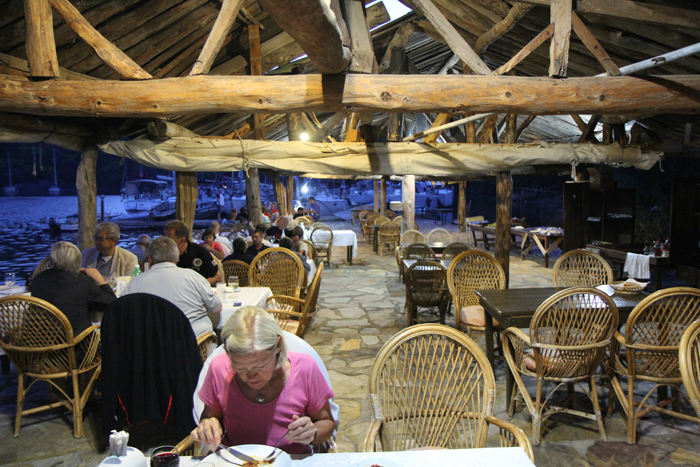 Restauranten i Wall Bay er bygget af tømmer, der er fældet oppe i bjergene. Alt er meget rustikt, et lidt specielt sted. Maden og serveringen var rigtig fin. 