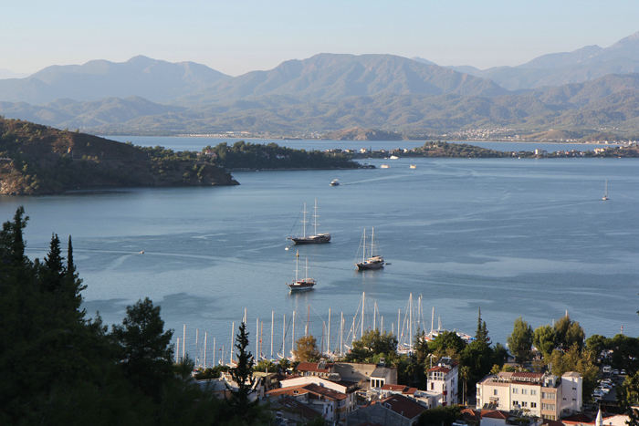 Udsigten ud over bugten ved Fethiye. Et rigtig flot bjerglandskab. 