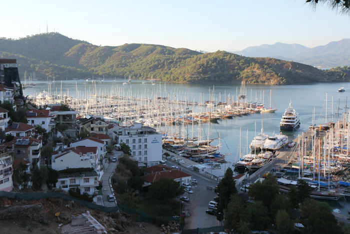 Fethiye med Ece Marinaen, hvor vi lå af flere omgange. I forgrunden broerne til de store udflugtsbåde,  guleterne.
