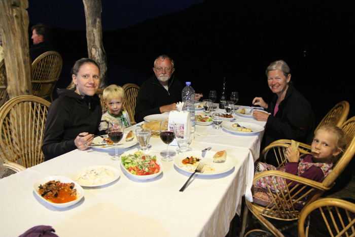 Besætningen fra Nausikaa i gang med mezes på restaurant Wall Bay. Det er fra venstre Maiken, Kasper, skipper, skipperinden og Julie. (Foto Jakob)