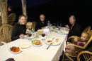 Besætningen fra Nausikaa i gang med mezes på restaurant Wall Bay. Det er fra venstre Maiken, Kasper, skipper, skipperinden og Julie. (Foto Jakob)