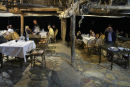 Restauranten i Wall Bay er bygget af materialer hentet i den omkringliggende skov. Den er MEGET rustik. (Foto Jakob)