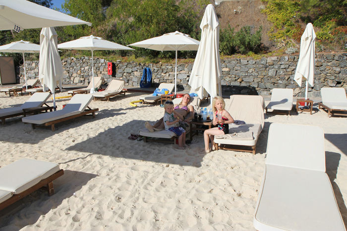 I forbindelse med D-Marina i Göcek var der en rigtig flot badestrand, som gæster i marinaen gratis kunne benytte. Her nyder Kasper, Maiken og Julie en forfriskning i skyggen. (Foto Jakob)