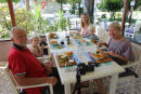 Her nydes frokosten på en af de mange restauranter, der ligger langs havnefronten i Göcek. For en gang skyld er skipper med på et billede sammen med Julie, Maiken, Kasper og skipperinden. (Foto Jakob)