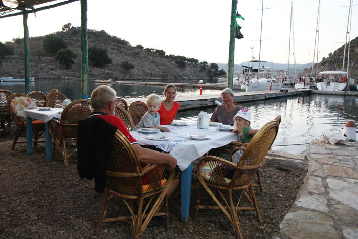 Aftenstemning ved restaurantbroen i Tersane Creek. Vi venter spændt på maden. Vi fik serveret en rigtig dejlig middag – lam i ovn. (Foto Jakob)  