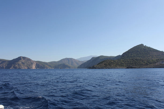 Vi sejlede fra Fethiye langs Tyrkiets kyst øst på mod Kalkan og Kas. Det var en rigtig flot kyst med høje bjerge.