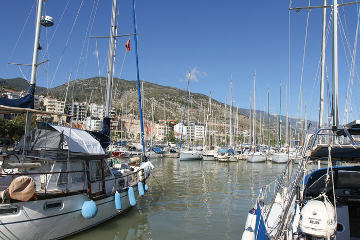 Det var et kortvarigt uvejr, der ramte os i Finike. Allerede dagen efter var det helt stille, som om intet var hændt; men vi kunne se på vandet, at det havde regnet kraftigt dagen før - det var helt gråt.