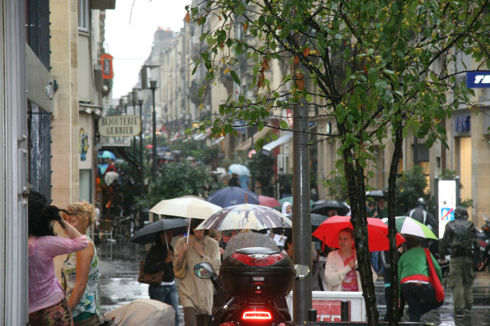Vi gik fra banegården og ind til centrum af Bordeaux, men nåede ikke langt, før der kom en kraftig tordenbyge. Det blev desværre ikke den sidste den dag.