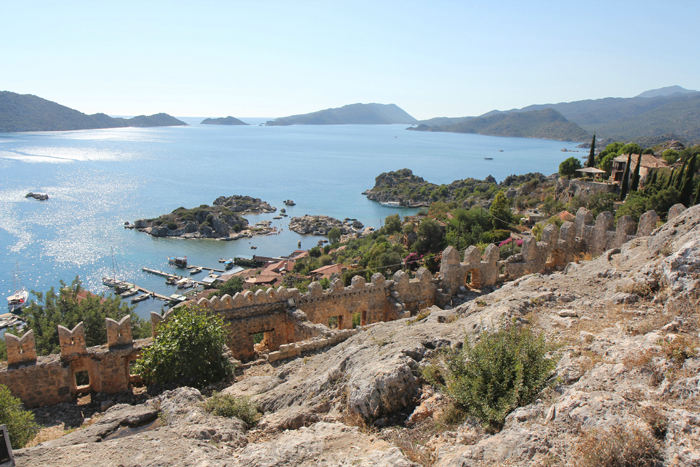 Udsigten oppe fra den gamle korsridderborg i Kale Köy. Nausikaa skimtes yderst på den første bro. Kale Köy ligger i bugten inde bag øen Kekova.