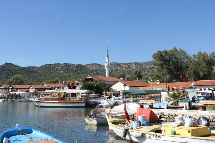 Ücagiz er en rigtig turistby, der bliver besøgt af mange turistbusser hver dag. Det er herfra man sejler, hvis man vil en tur rundt i Kekova bugten.