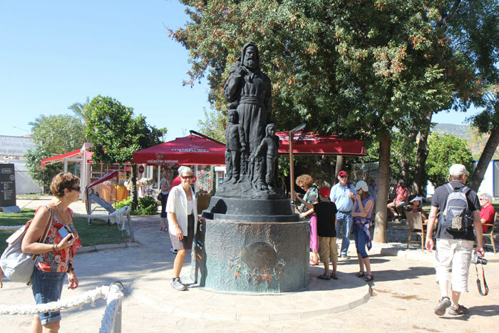 St. Nicholas er efterhånden blevet til Santa Claus – julemanden, så derfor er der rejst en statue af julemanden uden for St. Nicholas museet. 