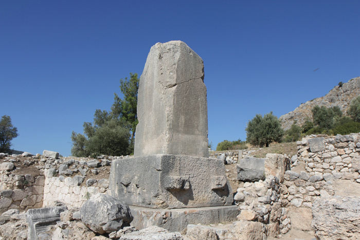 På nordsiden af den romerske handelsplads i Xanthos er der rejst en inskriptionssøjle, der er dateret tilbage til det 5. århundrede BC. 