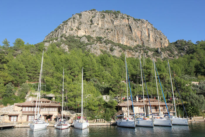 My Marina, en restaurantbro i Ekinicik bugten. Det er mere en marina end restaurantbro, men spiser man på restauranten (rigtig dejlig mad), ligger man gratis ved broen. 