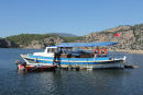 I deltaet til Dalyan floden ligger der flere fiskerbåde, der er fortøjet ved en minibro, to-tre pæle med et bræt over. De fanger og tilbereder de blå krabber og sælger dem til turbådene. 