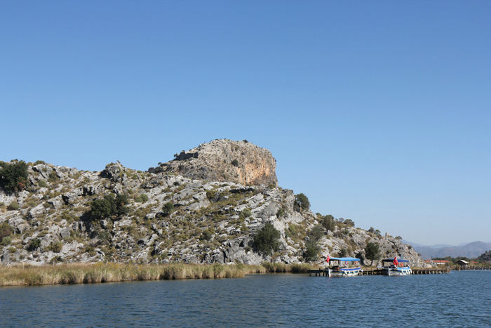 Vores første stop på turen op ad Dalyan floden var den antikke by Kaunos. Der er to indgange til byen; her den ene, som er beregnet til turbådene. Den anden er for turister, der kommer over land.  