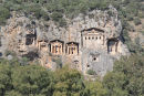 King Tombs - Konge gravkamrene i klipperne ved Dalyan. Nok den største attraktion på sejlturen op ad Dalyan floden. Her et billede af gravkamrene set ude fra floden. 