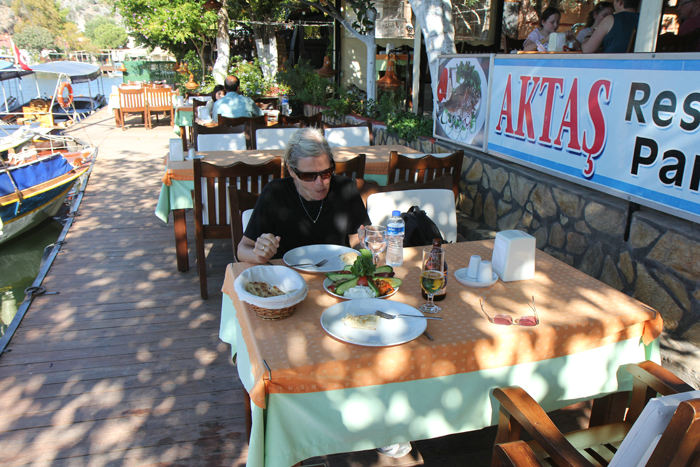 Da vi blev sultne på turen op ad Dalyan floden, stak bådføreren stævnen ind til en restaurant i Dalyan. Vi sad langs kajen og fik en rigtig dejlig frokost.  