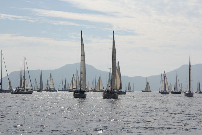 På turen fra Ekinicik bugten og til vores vinterhavn i Marmaris Yacht Marina passerede vi et stort kapsejladsfelt. De lå og ventede på vind - der var begyndt at komme lidt, men ikke nok. 