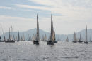 På turen fra Ekinicik bugten og til vores vinterhavn i Marmaris Yacht Marina passerede vi et stort kapsejladsfelt. De lå og ventede på vind - der var begyndt at komme lidt, men ikke nok. 