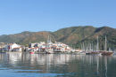 Vi var ude på en lille rundtur i Marmaris bugten for at teste vores autopilot efter service. Her passerer vi Marmaris by.