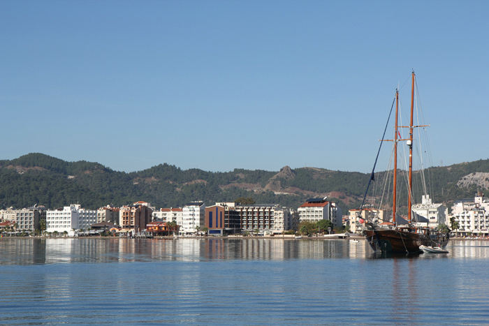 På rundturen i Marmaris bugten sejlede vi langs hele strandpromenaden, der er fyldt med hoteller. Det var næsten havblik på hele turen. 