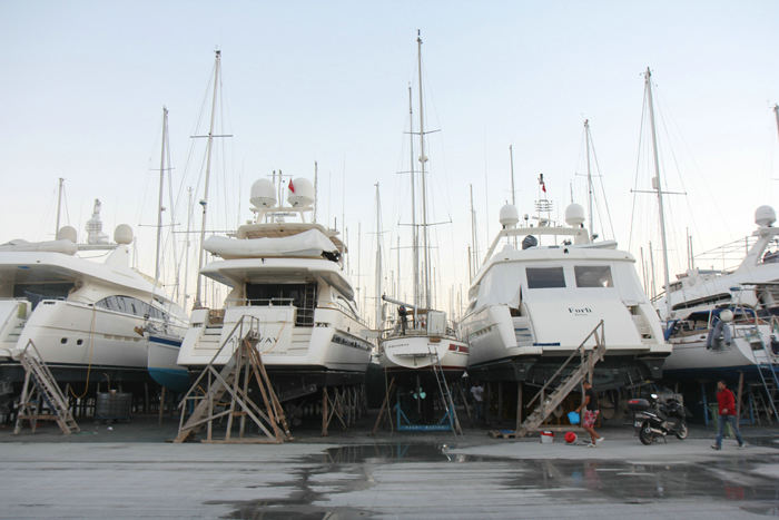 Nausikaa er kommet på land i Marmaris Yacht Marina. Vi kom i fint selskab. Vandet på cementen er fra vask af båden og ikke regnvejr. Vi stod lidt skævt, men det fik vi rettet op, inden vi tog hjem.