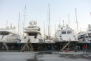 Nausikaa er kommet på land i Marmaris Yacht Marina. Vi kom i fint selskab. Vandet på cementen er fra vask af båden og ikke regnvejr. Vi stod lidt skævt, men det fik vi rettet op, inden vi tog hjem.