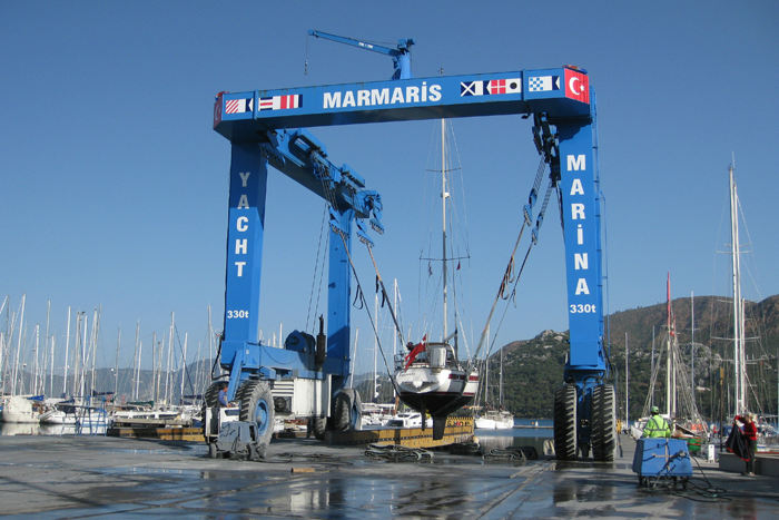 Søsætning – Nausikaa fyldte ikke meget i Marmaris Yacht Marinas store kran. 