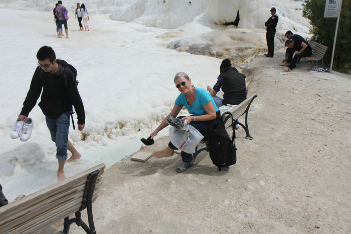 For at få lov til at betræde kalkterrasserne ved Pamukkale, skal man tage fodtøjet af og gå i bare fødder.  