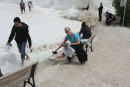 For at få lov til at betræde kalkterrasserne ved Pamukkale, skal man tage fodtøjet af og gå i bare fødder.  